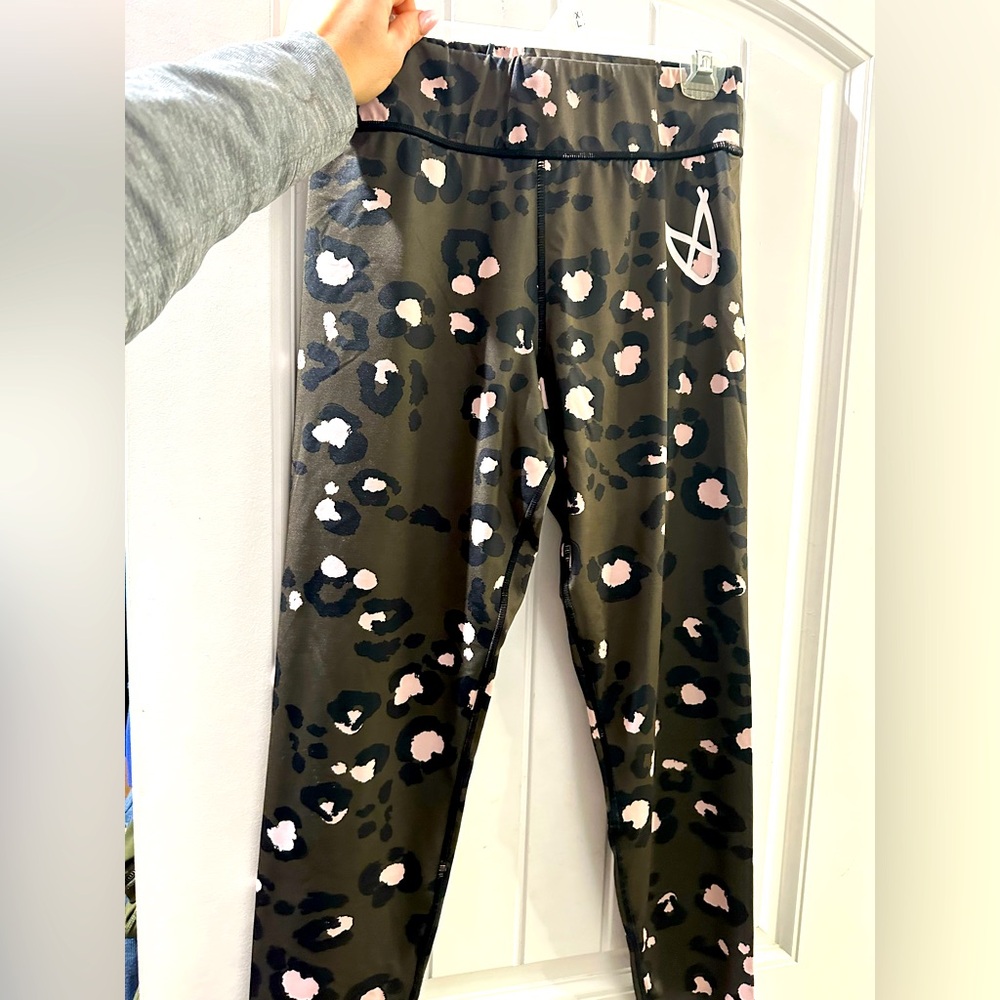 Mink Pink army green and pink camo legging